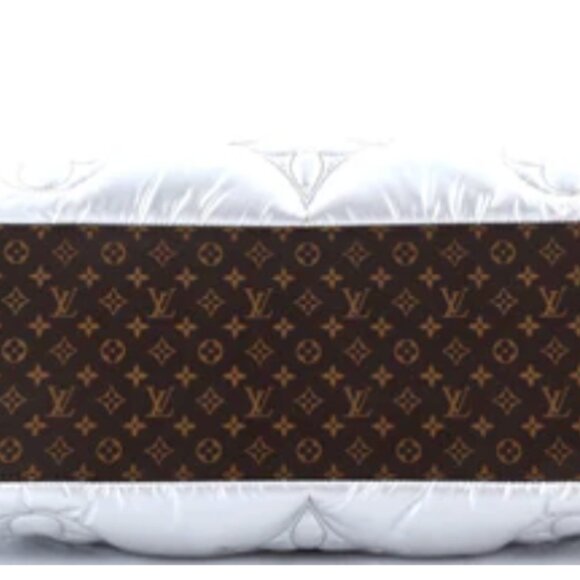 Louis Vuitton Pillow OnTheGo Tote Monogram Quilted Econyl Nylon GM - Silver - Picture 4 of 6